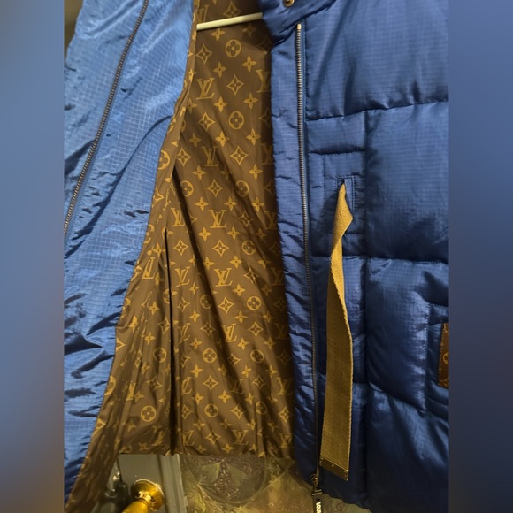 Authentic Louis Vuitton women’s down puffer jacket with belt - Picture 10 of 16